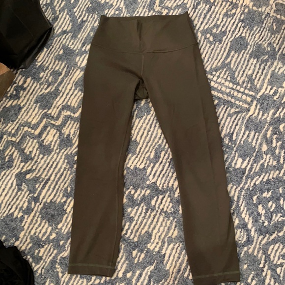 Women's  Lululemon workout capris - Picture 1 of 1